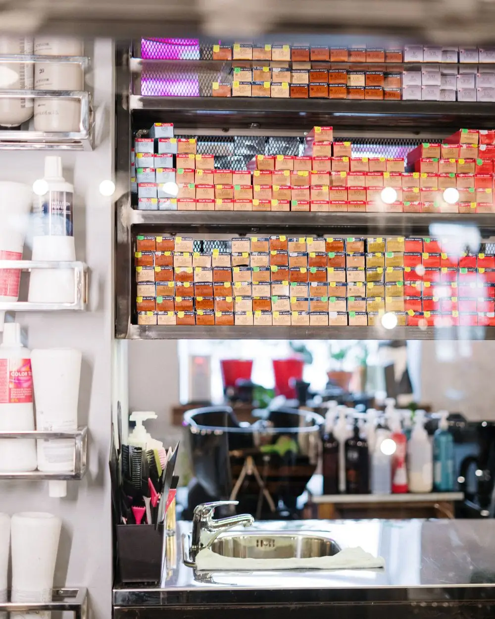 Regal mit Haarfarben und Pflegeprodukten in einem Friseursalon