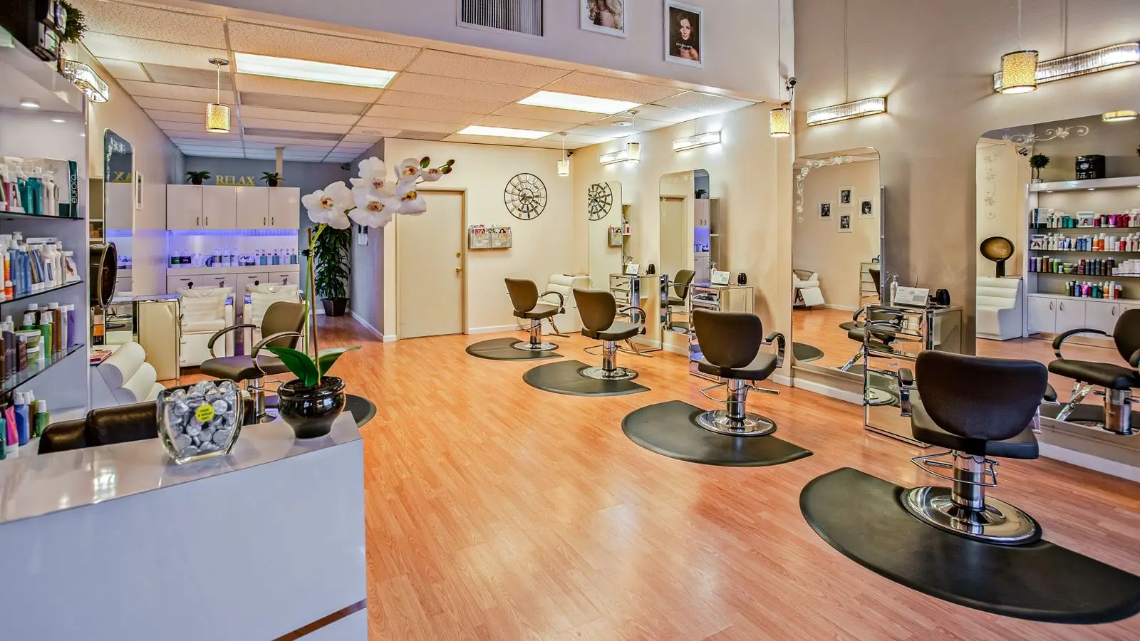 Friseursalon von innen mit Bedienplätzen, Spiegeln und heller Einrichtung
